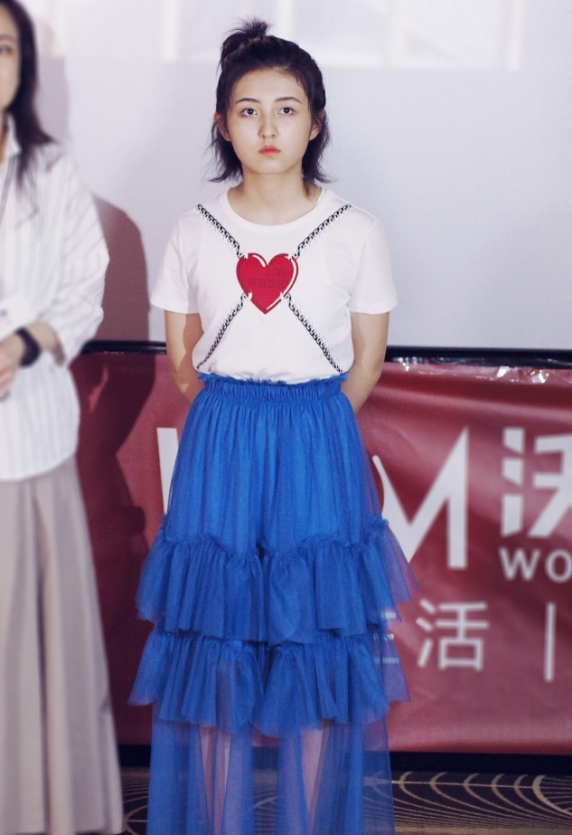 张子枫明明是少女,非要"装"成男孩子,160竟穿成了150!