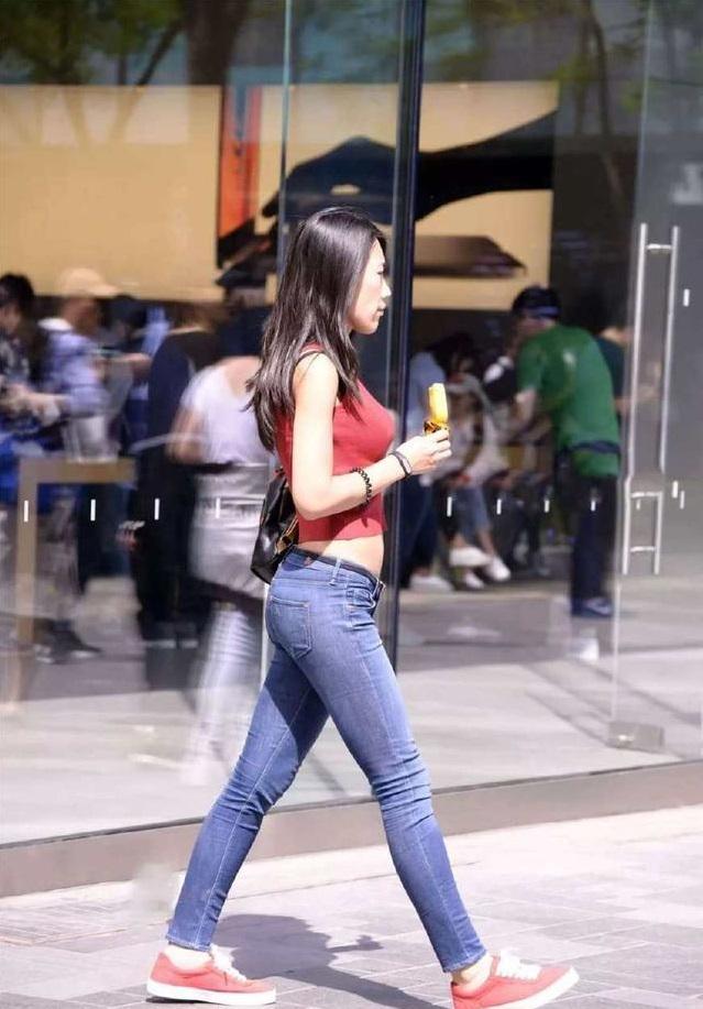 街拍:小姐姐背心与牛仔裤搭配的露脐装,演绎与众不同的风采