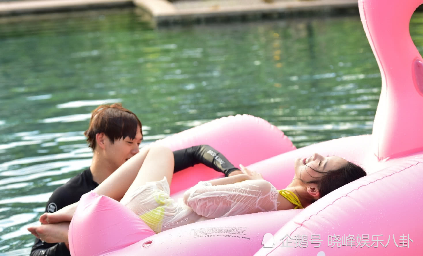 李沁与魏大勋水中“嬉戏”，有谁注意他手的位置?暴露真实人品