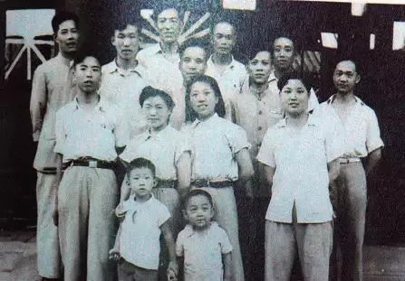 ▲1950年夏，李庄（最后一排高个）与人民日报社同志合影。