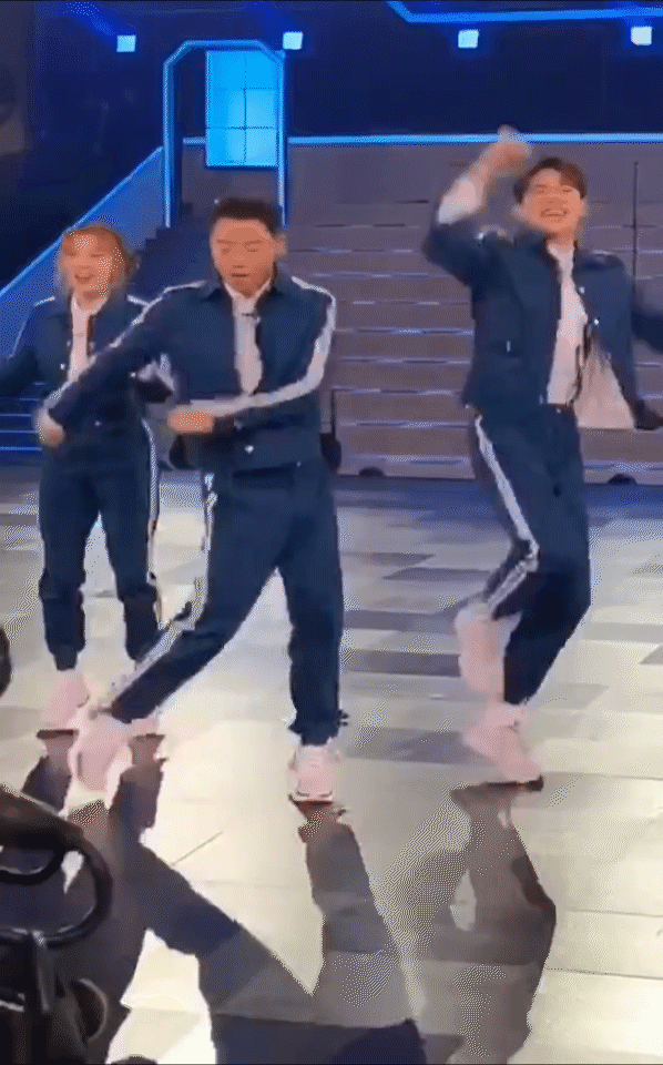 下面这张照定格的一瞬间,看上去还挺搞笑.