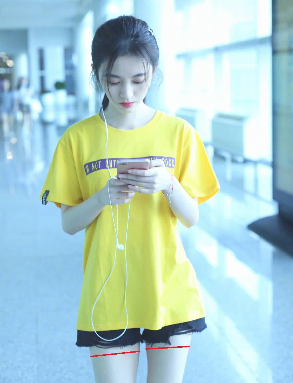 鞠婧祎牛仔裤这么短还剪破洞,看到双腿网友: