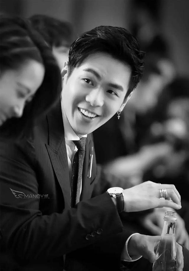 52岁刘蓓婚姻坎坷,三婚再嫁前夫,继子张若昀颜