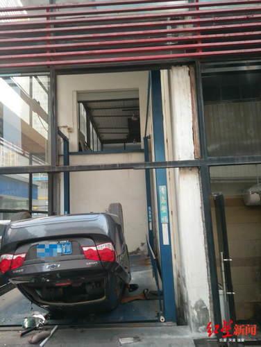 刚买辆车正从二楼展厅开下楼 路呢？ 结果坠落摔个底朝天