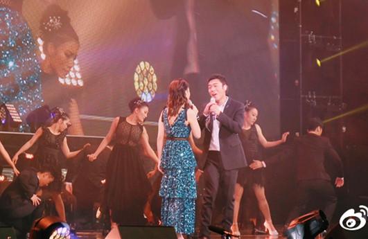 实锤!许志安曾邀请小三黄心颖上台合唱,两人深