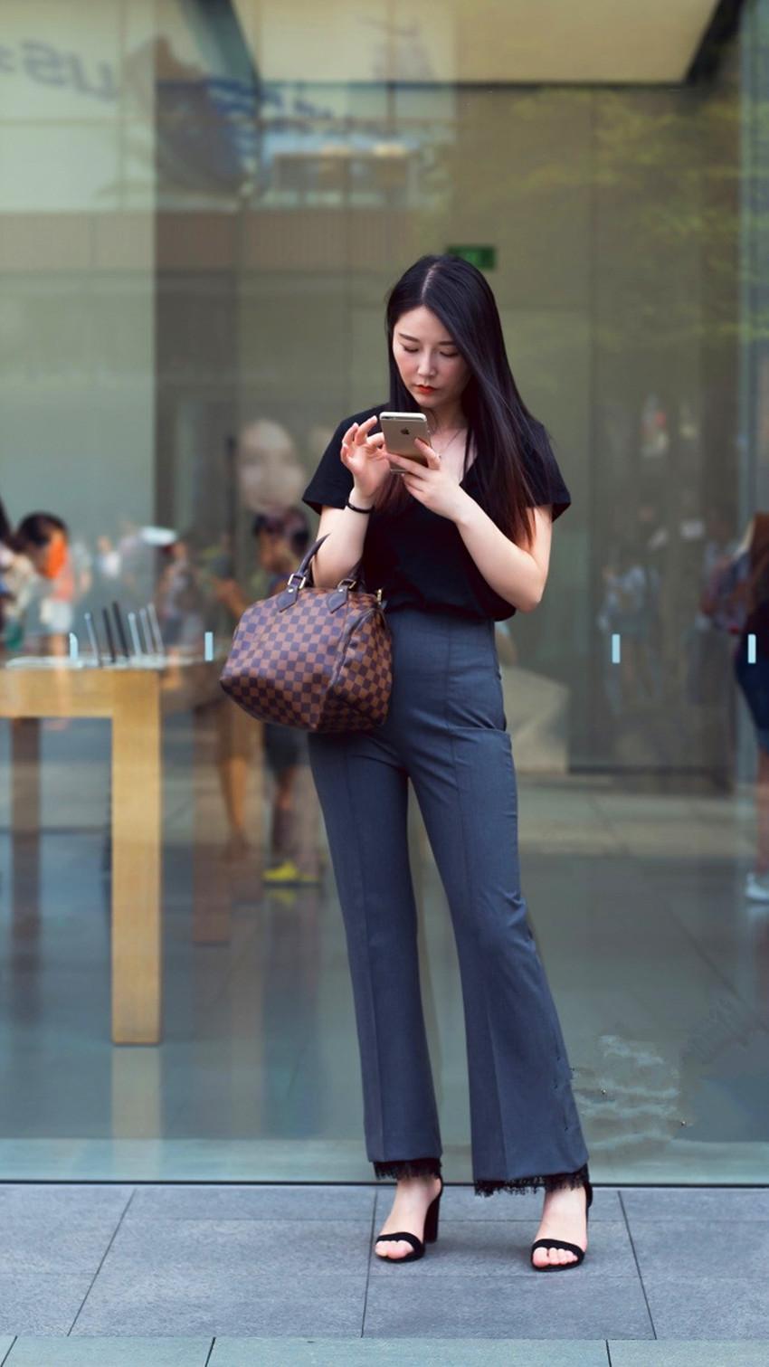 街拍:图1时尚美女,休闲裤秀长腿,图2长发美女,穿一字肩白裙