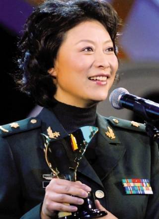 24岁夺得影后,患上癌症被战俘无情抛弃,今女儿也让她失望