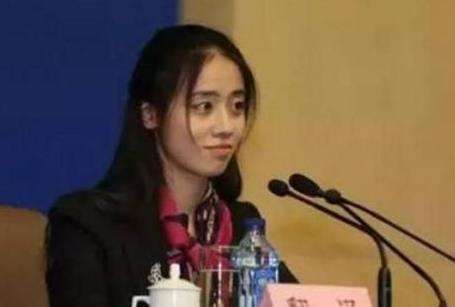 她曾是总理翻译, 中国的美女外交官, 向世界展示中国女性风采!