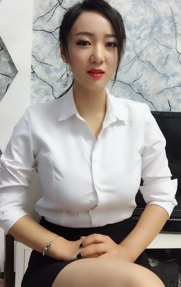 穿制服的美女主播,一种大女人的清爽干净形象