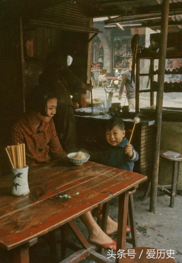 老照片:七十年代台北南京西路上悠闲自得的百姓生活