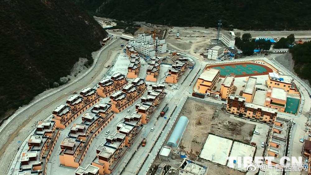 里菜游乐园滑滑梯卡住视频，在线观看与剧情介绍