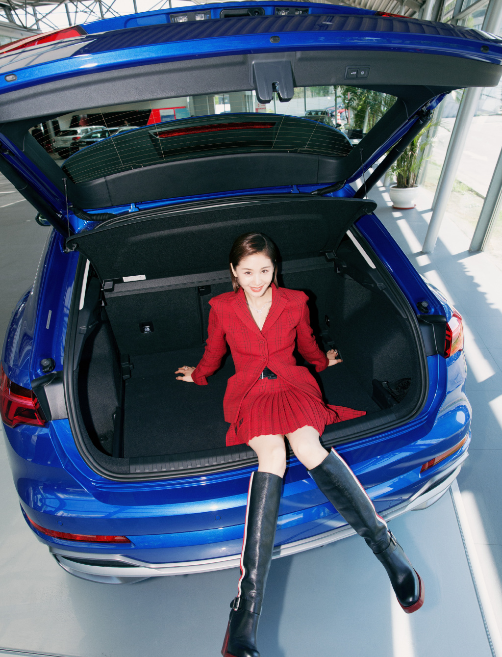 王子文一身中国红秀“竹竿腿”,短发搭配显高10cm,信你只有80斤 王子文一身中国红秀“竹竿腿”,短发搭配显高10cm,信你只有80斤