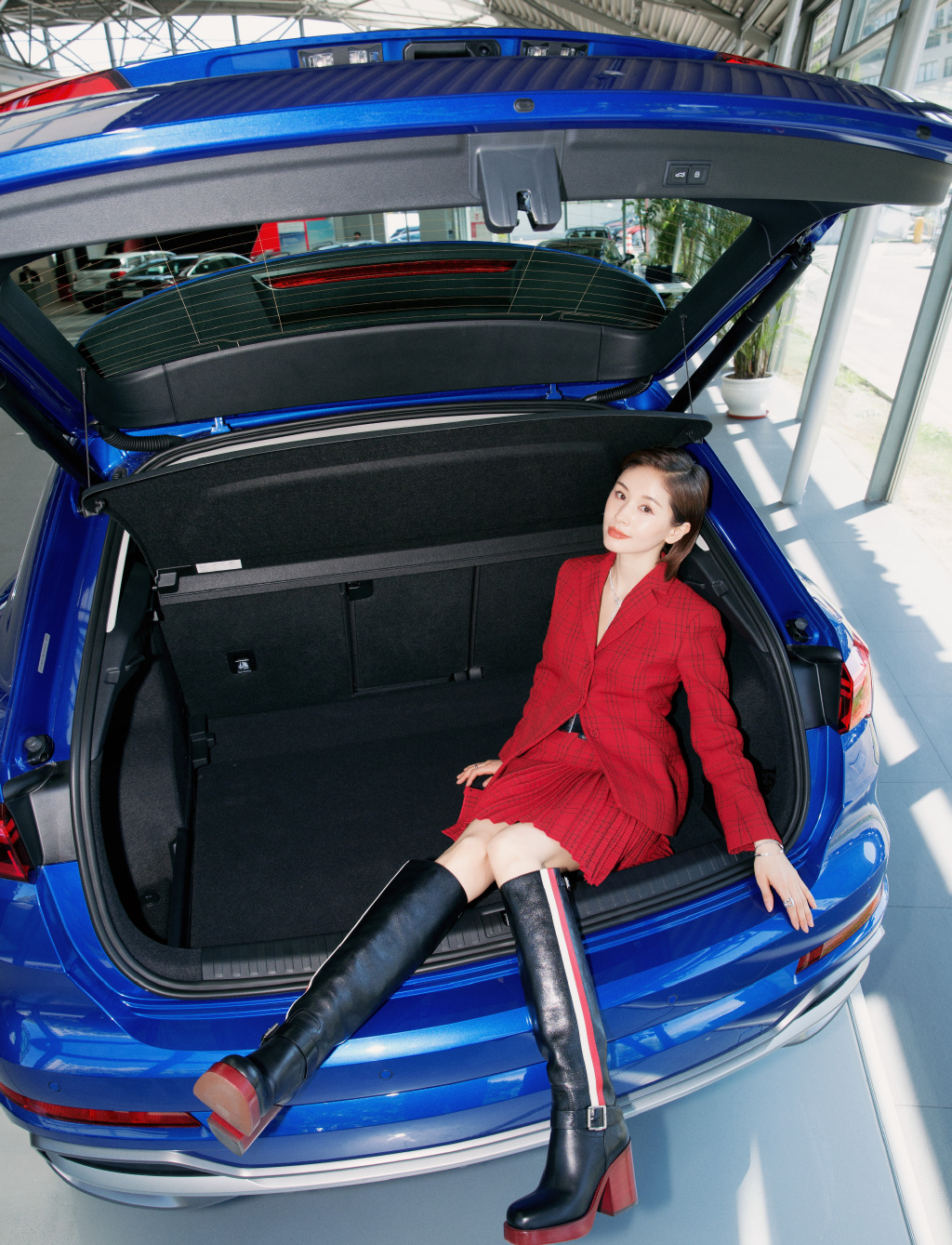 王子文一身中国红秀“竹竿腿”,短发搭配显高10cm,信你只有80斤 王子文一身中国红秀“竹竿腿”,短发搭配显高10cm,信你只有80斤