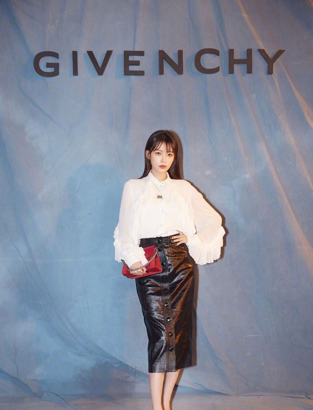 孙怡露肩装短裤,同台钟汉良脖子前倾太厉害,网