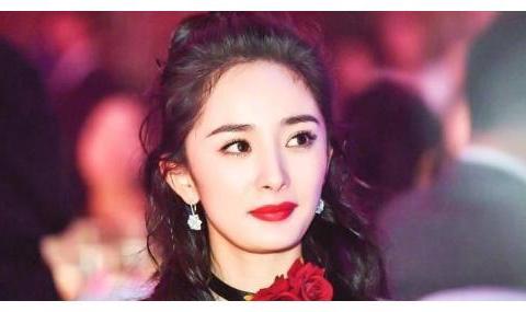 杨幂第一次发自己的健身照片,肚子上的马甲线很是明显