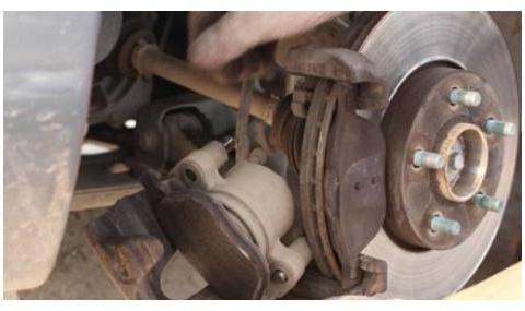 刹车片多久换一次合适？修车师傅：别再超过这个数，新手特别注意