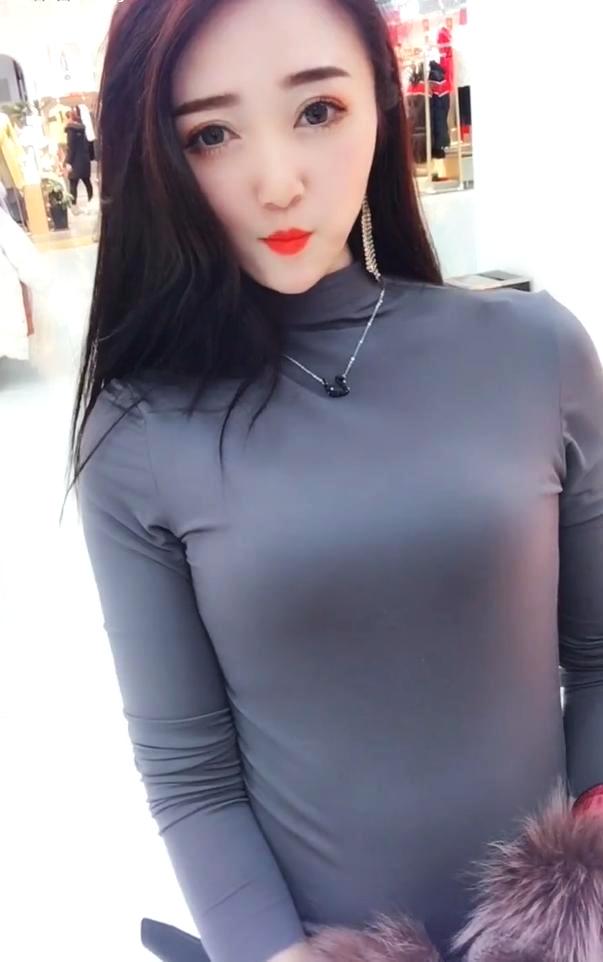 高颜值气质美女商场自拍,魔鬼身材散发出迷人的女人味