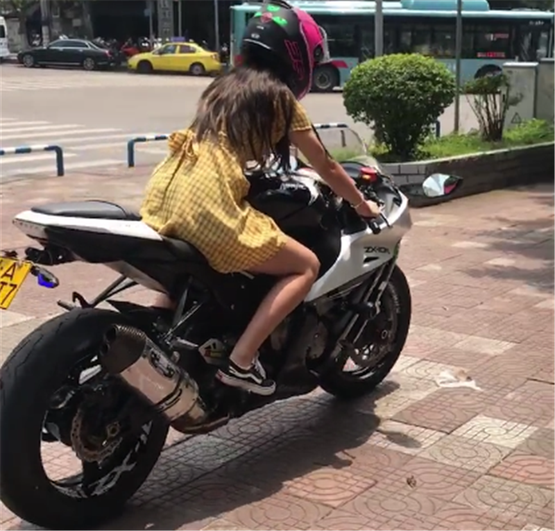 24万川崎ZX-10R现四川,3秒破百外号“大牛”,但女车主