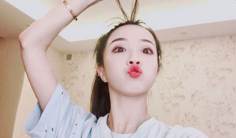 莉哥素颜照被曝光,颜值下线,虎牙这5000万算真