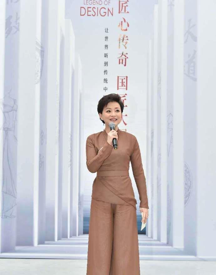 50岁杨澜家人曝光，22岁儿子完美继承妈妈美貌，女儿却像极了爸爸