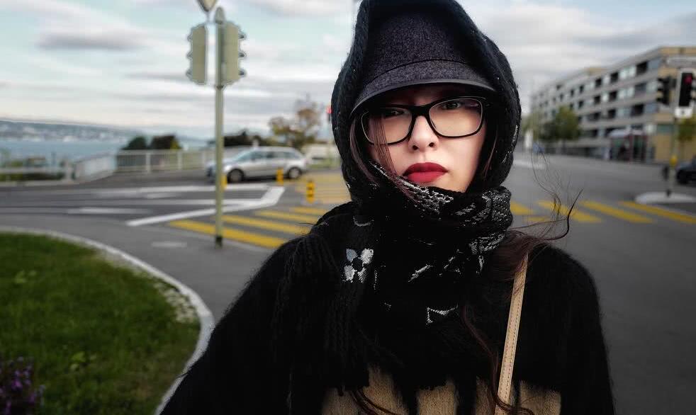 唐嫣素颜表情笑成表情,红唇视角下a表情藏不v表情员老公包主群群图片