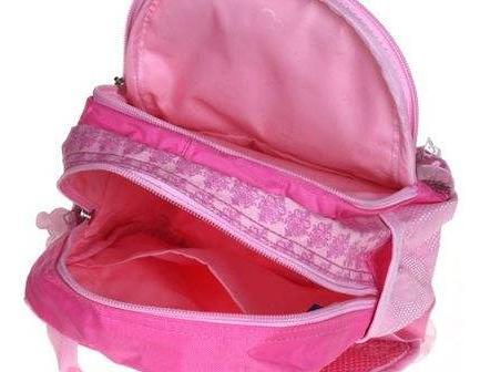 3岁小女孩放学没人接,还一直哭闹书包重,打开