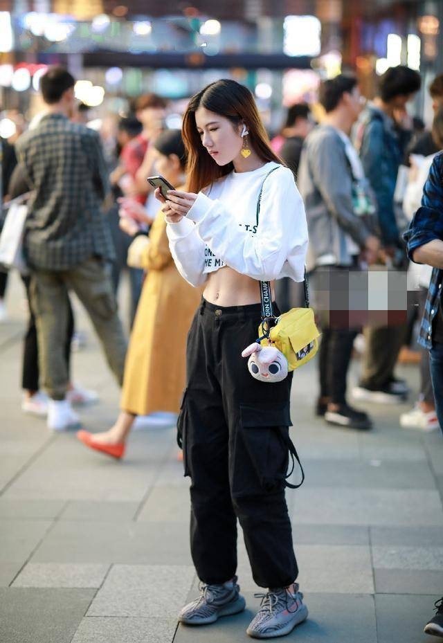 街拍:美女的穿搭虽然有点欧美风,但骨子里有浓浓的中国风