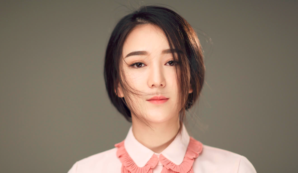 龙梅子《都说》:孤单和苍茫,庸俗与坚强