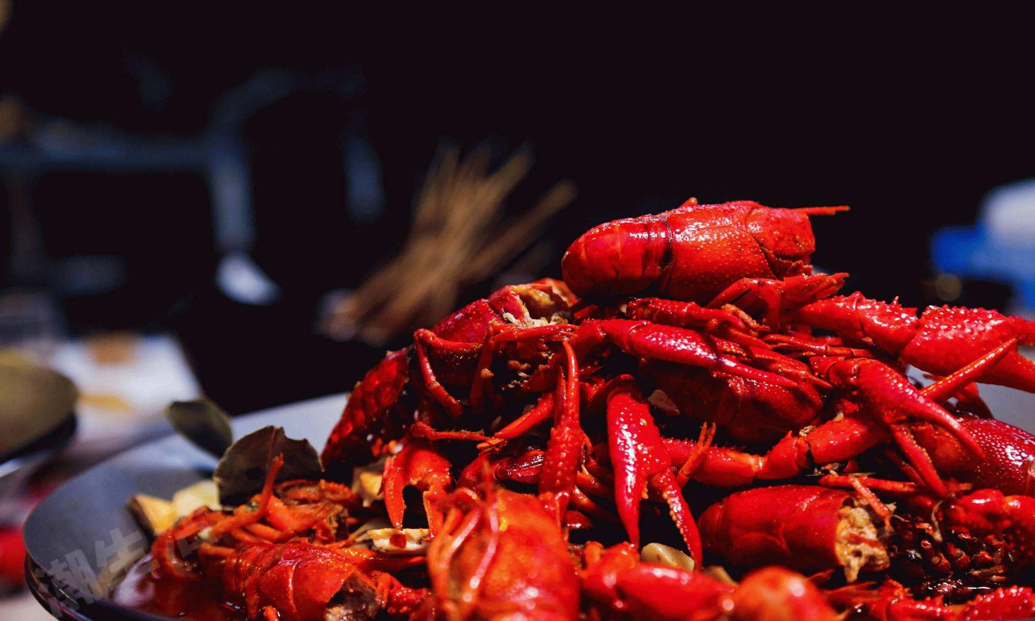 明星也爱吃“龙虾”:关晓彤接地气,张艺兴最酷帅,戚薇像吃播|小龙虾|戚薇