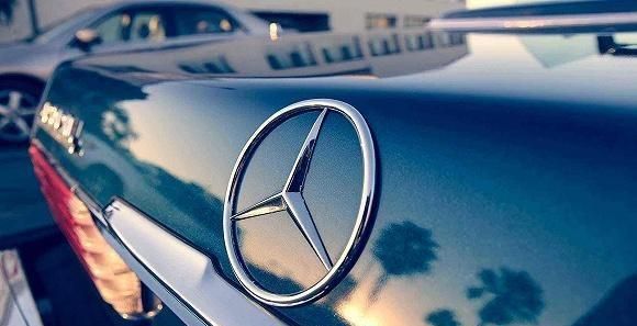 奔驰女车主哭诉维权背后:蹊跷的汽车金融服务