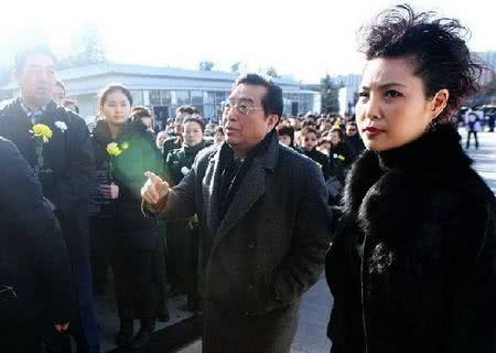 78岁歌唱家李双江，面容憔悴苍老，现如今51岁娇妻也老了