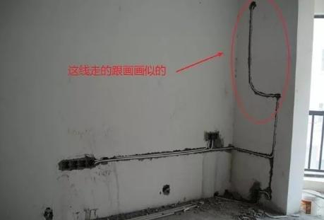 表姐家电工走线太奇葩,气到不付钱,拍照发群里:亲戚却说很专业