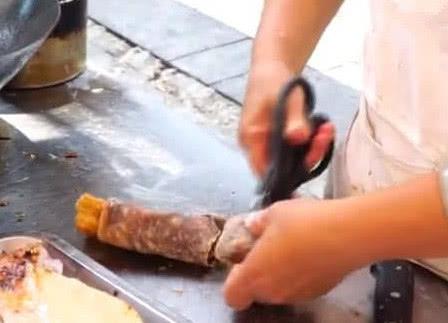 女子卖“特制油条”,6块半根,网友:来30根