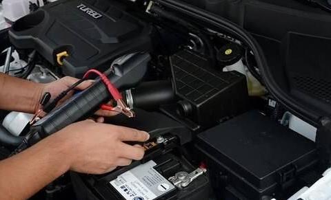 做保养只换机油够吗？维修师透露：这个孔每月清一次