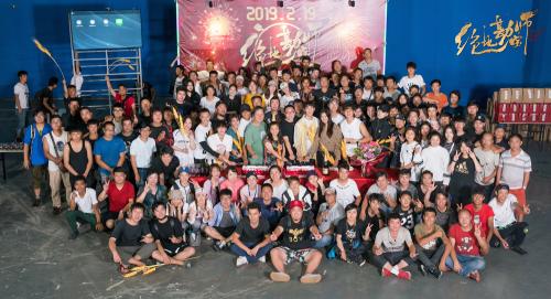 杀青现场图 剧方供图 《绝地勘宝师》杀青 导演:抱歉平日的严苛要求