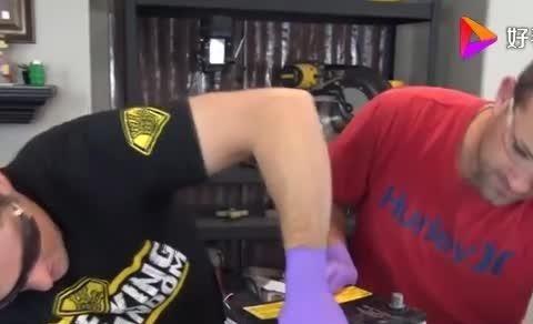 汽车蓄电池里面有什么？老外暴力拆开，发现和电动车的一个样！