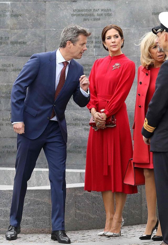 46岁丹麦王妃终于穿裤子，腿长“一米八”太惊艳，真的不是26岁?