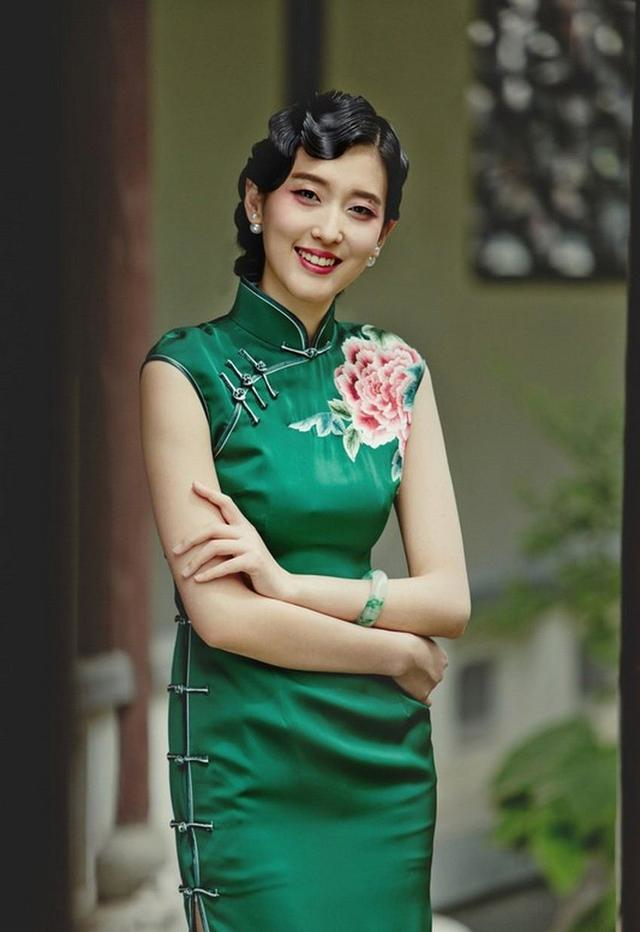 不是演员,也不是模特,但她是我看过穿旗袍最有古典韵味的女子!
