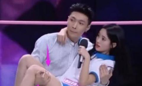 张艺兴"公主抱"鞠婧祎,却因手的位置引热议,网友:小绵羊变了