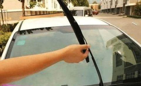 雨刮器刮不干净？先别着急换，自己一块钱就能修好，免被坑