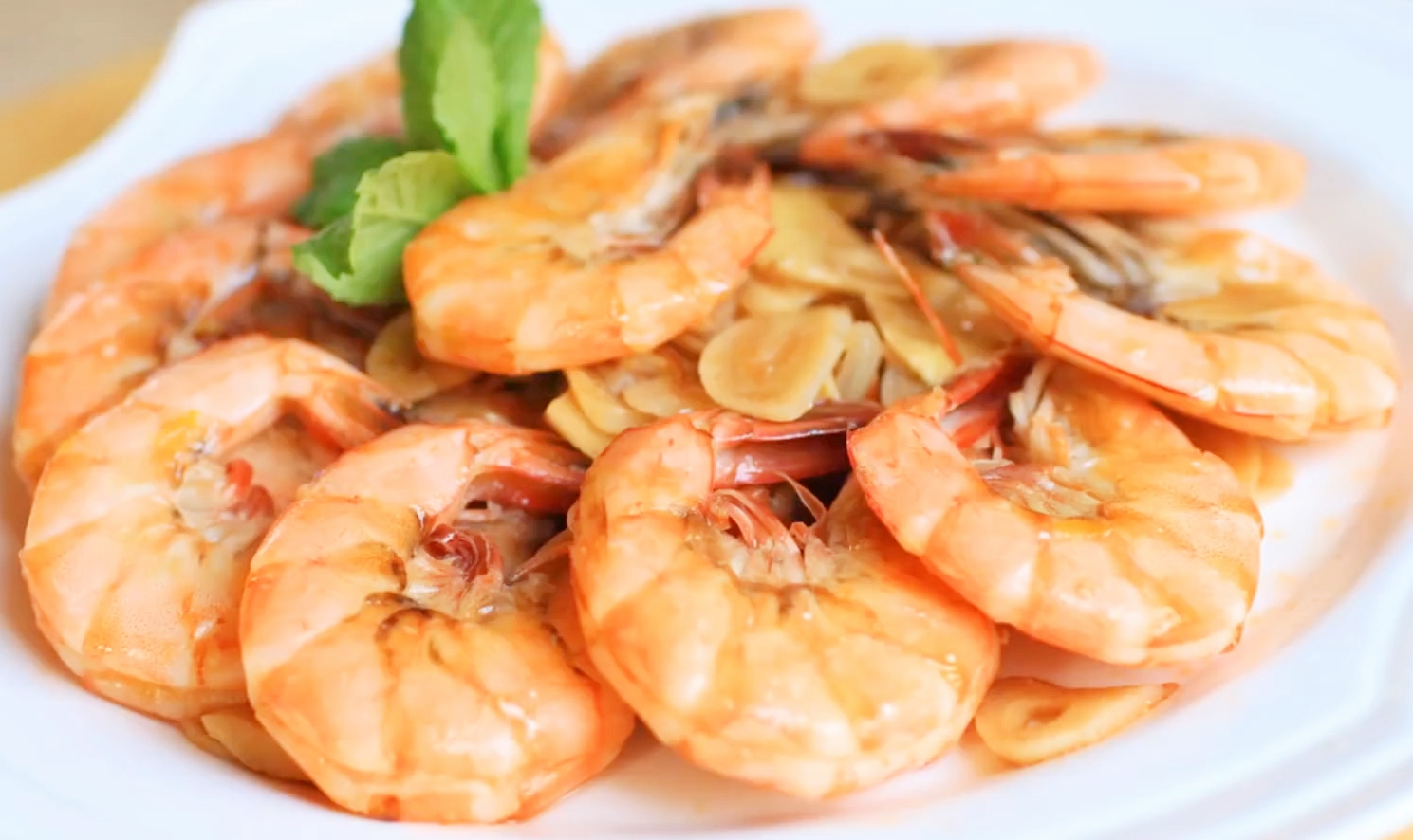 做蒜香虾时,别只加盐!加点‘‘它’’,大虾鲜香肉嫩无腥味
