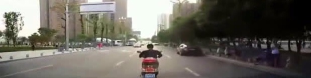 电动车龟速挡在轿车面前达3分钟，按喇叭提醒后却让人崩溃