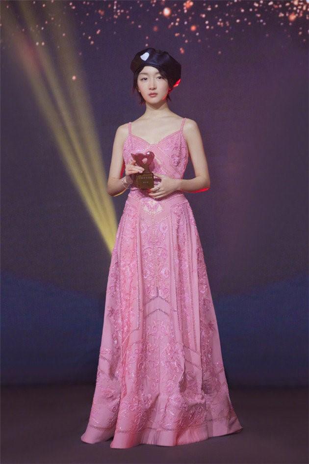 百变女神周冬雨时尚穿搭，清新甜美，率性自然，可盐可甜似少女!