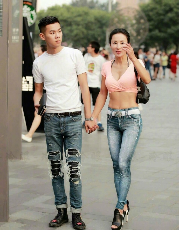 马思超掰手腕输给50岁阿姨，谁注意他的手放哪儿？难怪只有武艺赢