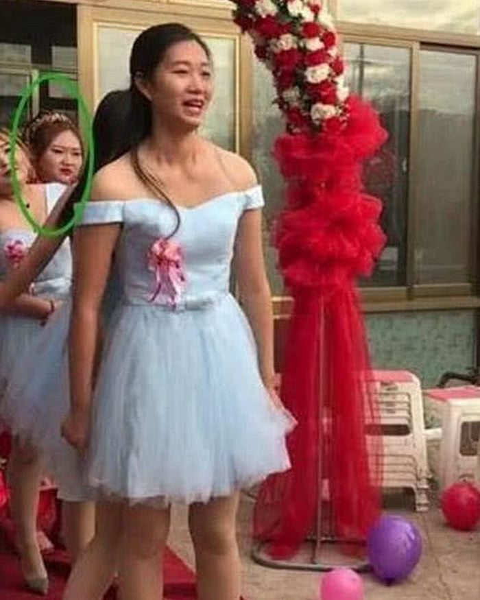 抖音伴娘抢镜新娘,双脚却引围观,网友:是来砸场子的?