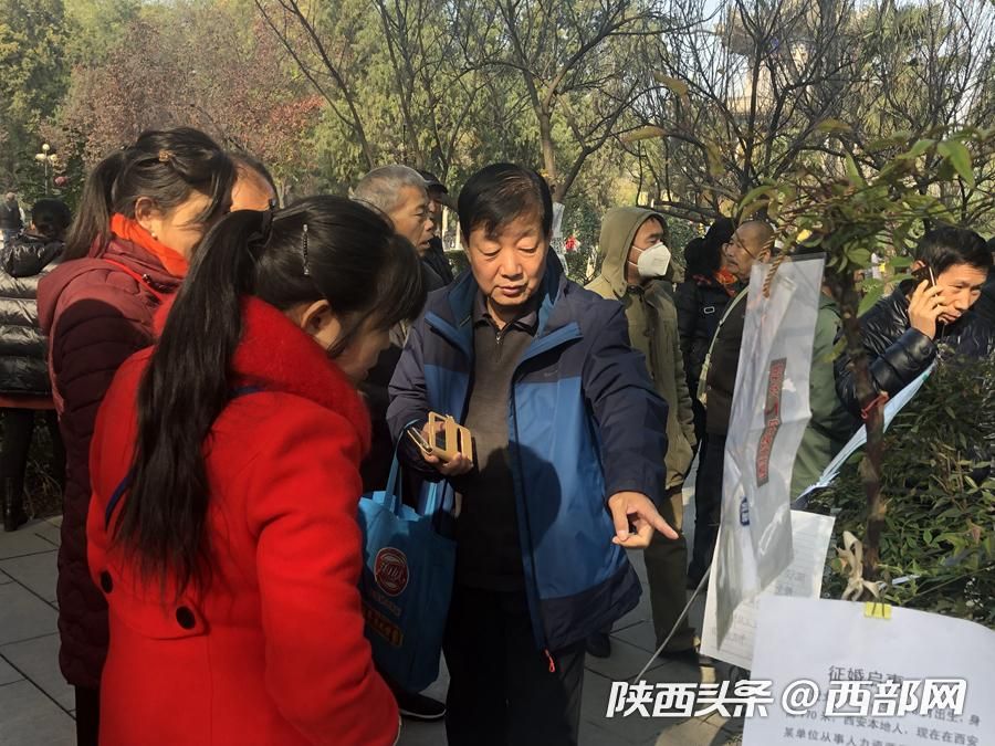 【天寒地冻 西安革命公园相亲角依旧火热无比】