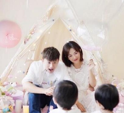 张杰晒出一家四口照片,当了妈妈的谢娜眼神中