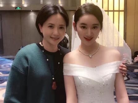 年轻时美过刘晓庆,孩子几岁时丈夫去世,今51岁