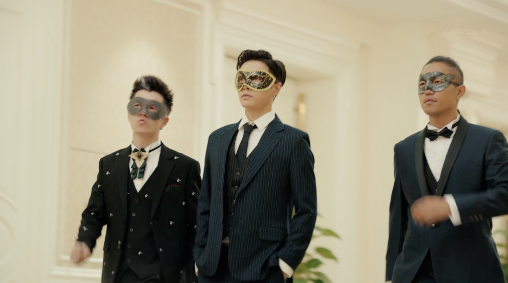 王紫璇在《黄金瞳》里身材高挑腿部修长，个子竟比张艺兴还要高