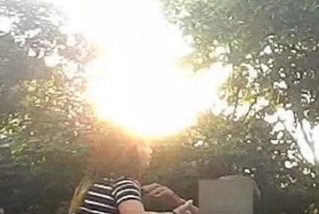 抖音小姐姐火了,在15级台风中跳舞,网友:临危不